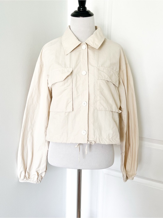 Mixxo Jackets & Blazers - MIXXO Cropped Cream Utility Jacket with Front Pockets - Small